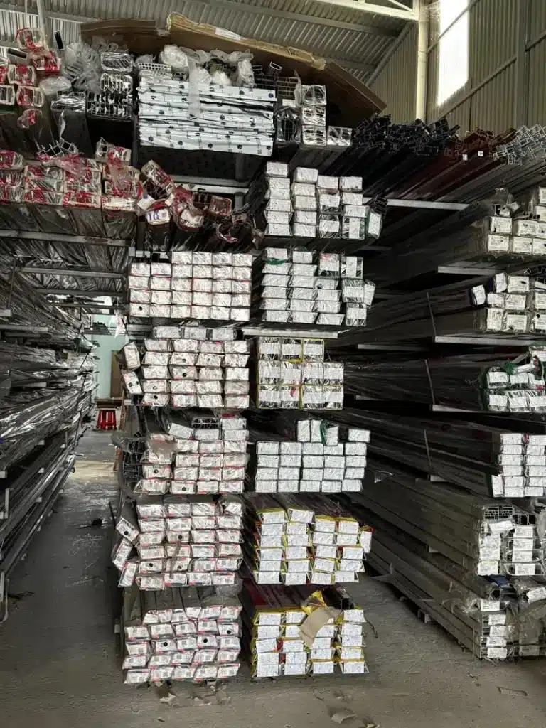 Thủ tục mở cửa hàng phụ kiện nhôm kính: Hướng dẫn đầy đủ từ A – Z